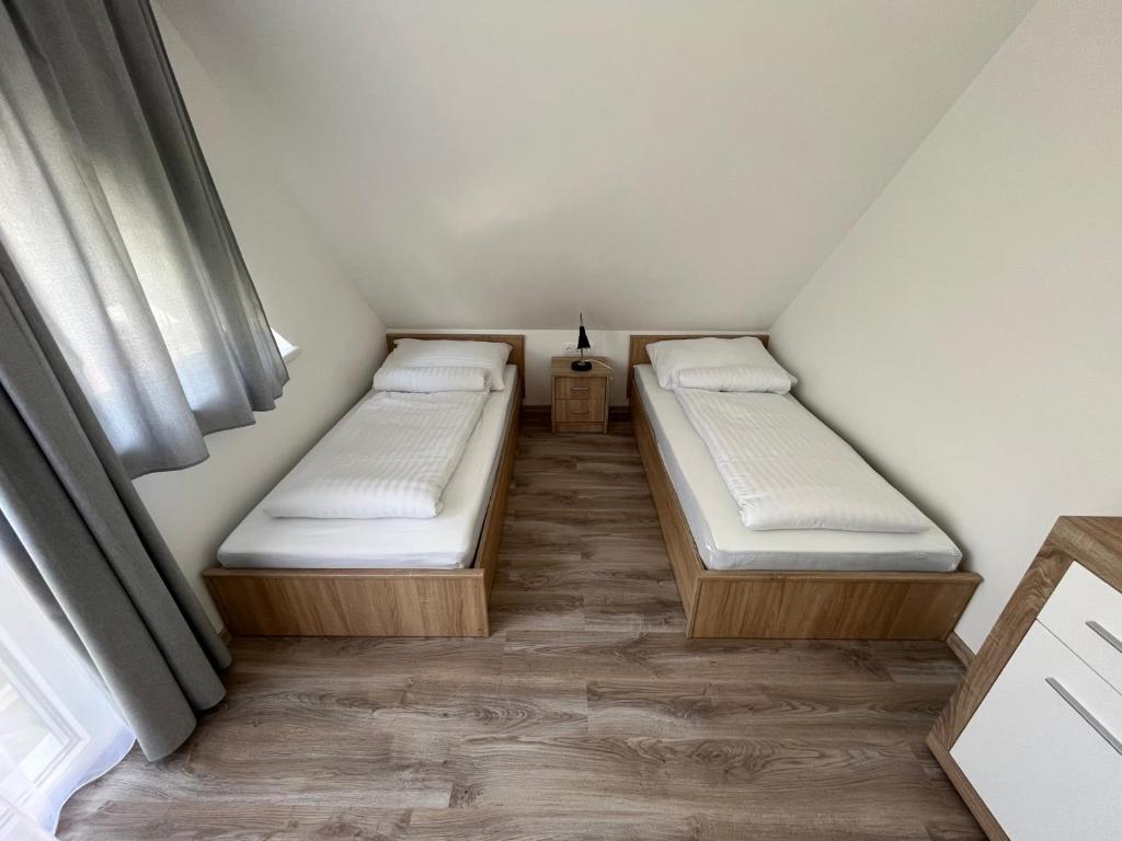 Postel nebo postele na pokoji v ubytování SunSet Beach Apartman