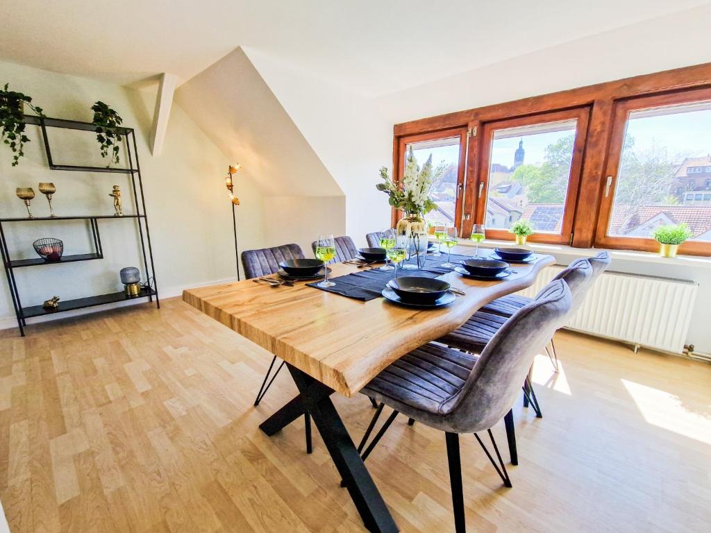 uma sala de jantar com uma mesa de madeira e cadeiras em Apartment Dingworthstraße em Hildesheim
