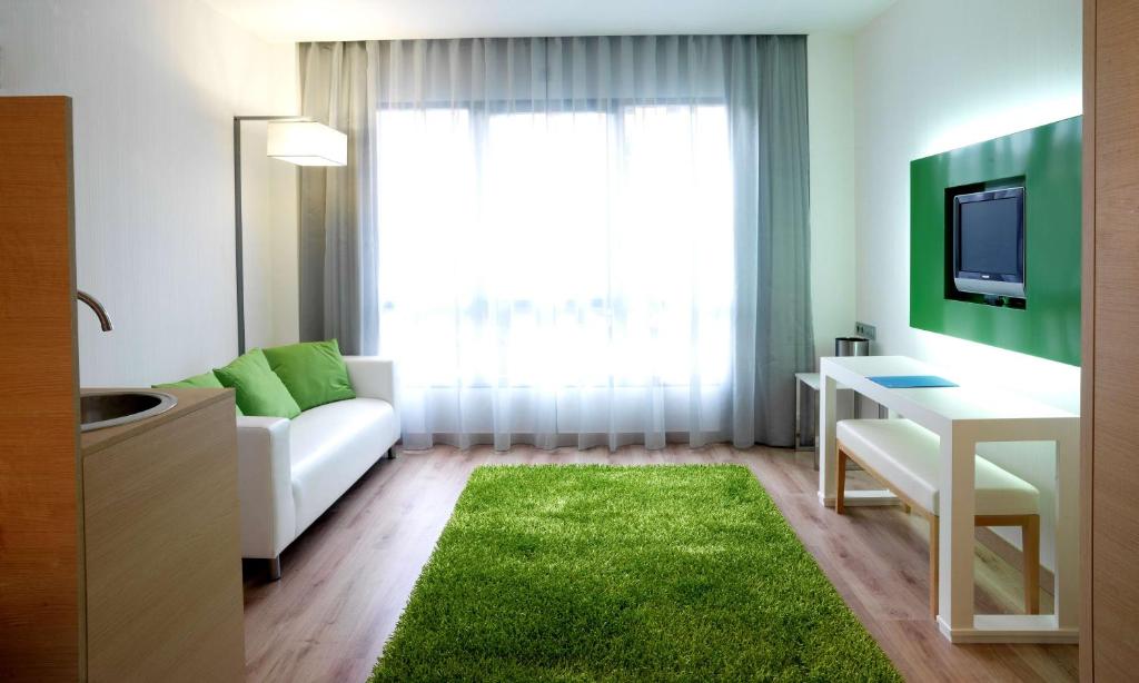 A bed or beds in a room at NH La Avanzada