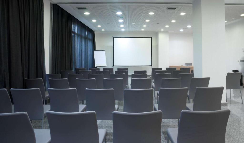 The business area and/or conference room at NH La Avanzada