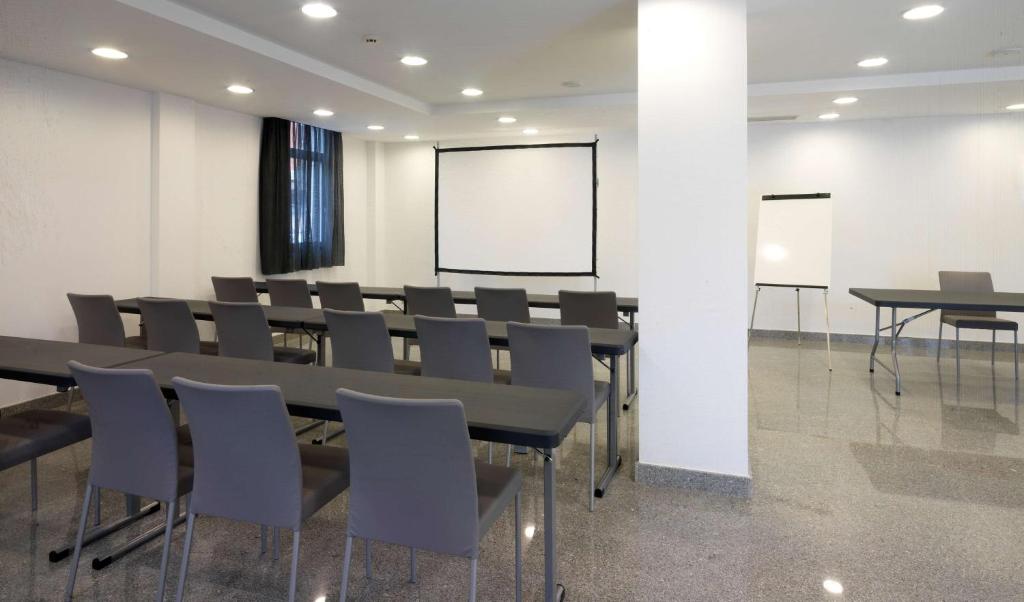 The business area and/or conference room at NH La Avanzada