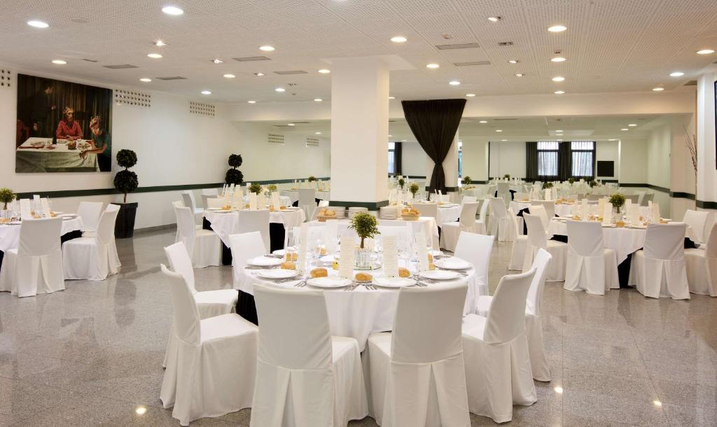 A restaurant or other place to eat at NH La Avanzada