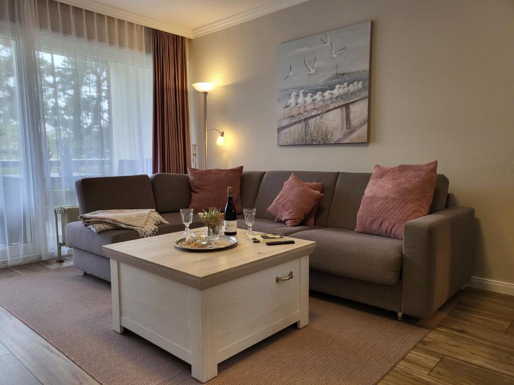 ein Wohnzimmer mit einem Sofa und einem Couchtisch in der Unterkunft Apartment 79 im Haus Villa Anna II in Sankt Peter-Ording
