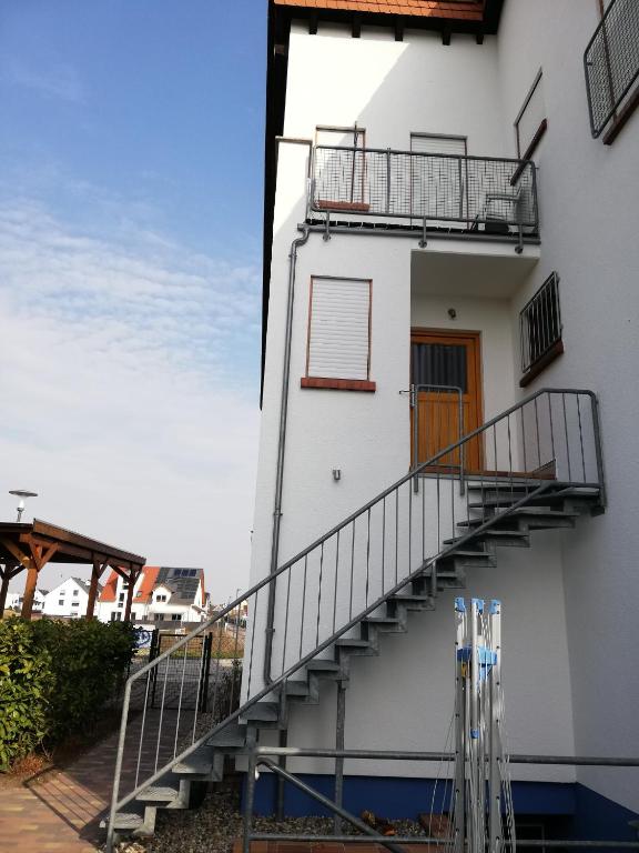 een trap aan de zijkant van een gebouw bij Sonniges Fleckchen in Griesheim