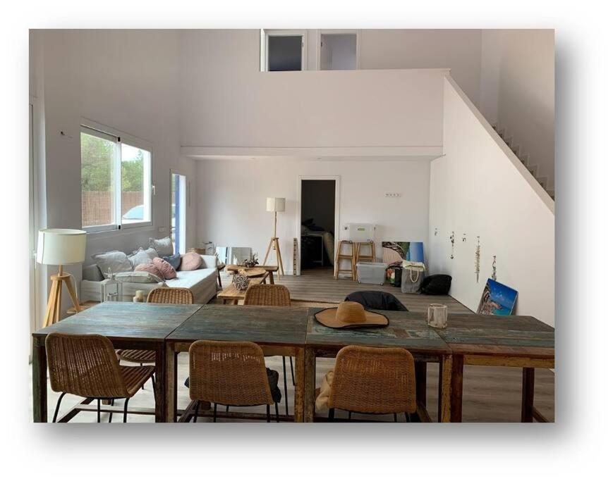 Posedenie v ubytovaní Gorgeous Beach Villla with AC, 300m2 from Playa Mitjorn