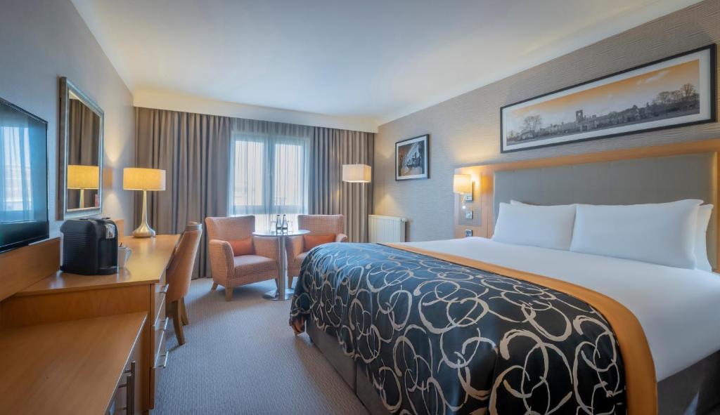 Postel nebo postele na pokoji v ubytování Clayton Hotel, Leeds