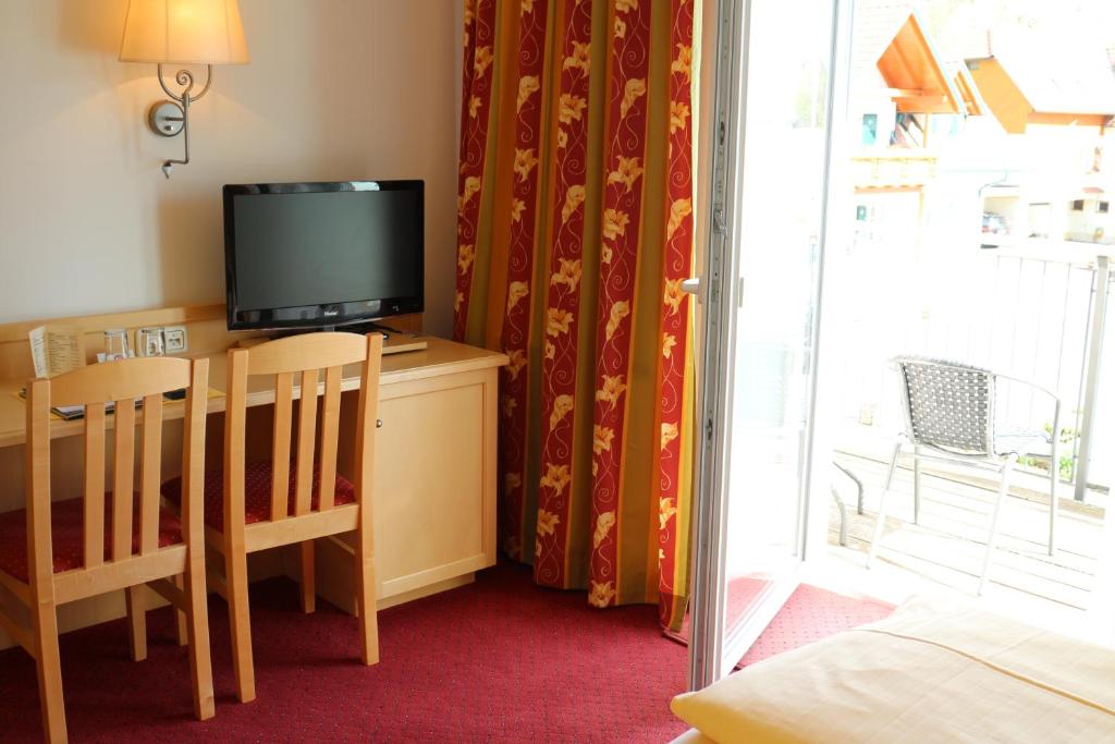 Televízia a/alebo spoločenská miestnosť v ubytovaní Hotel Domittner