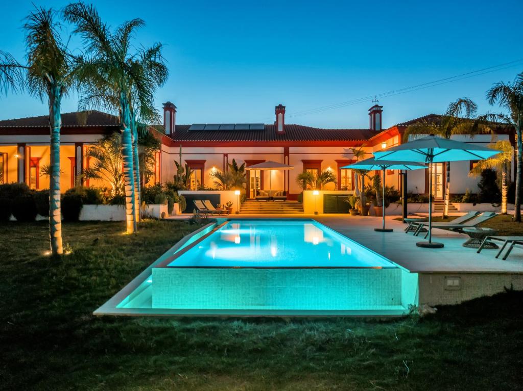 uma casa com piscina em frente a uma casa em Best Luxury Boutique B&B Vista do Vale Tomar em Tomar