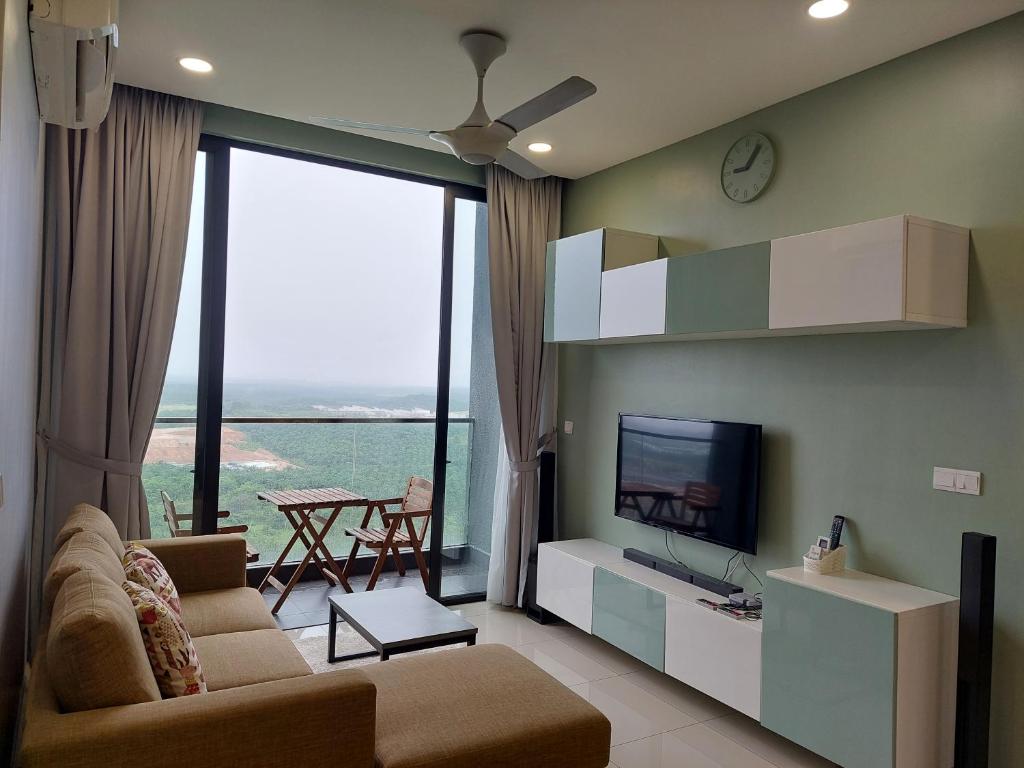een woonkamer met een tv en een groot raam bij Walk to Legoland * D'Pristine * 2BR Lake View #6 in Nusajaya