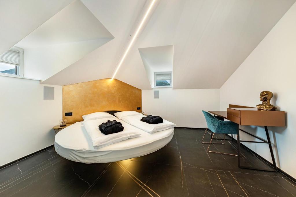 una camera con due letti e una scrivania di App 304 Palazzo Cavour a Bolzano