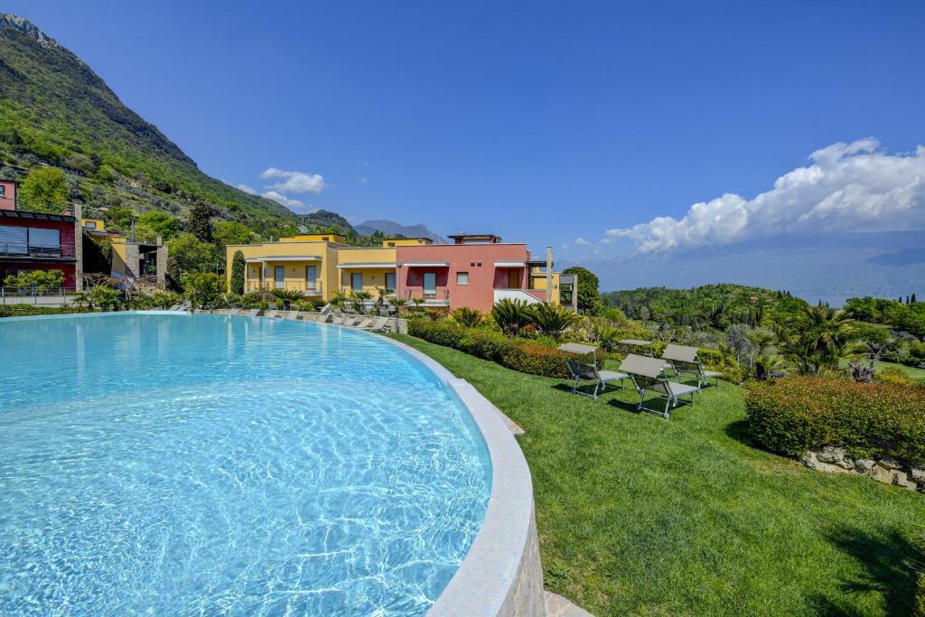 - une piscine en face d'une maison dans l'établissement Casa Dolce Vita, à Toscolano Maderno