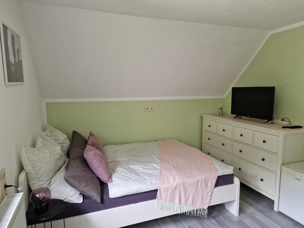 A bed or beds in a room at Tinyroom mit Ausblick