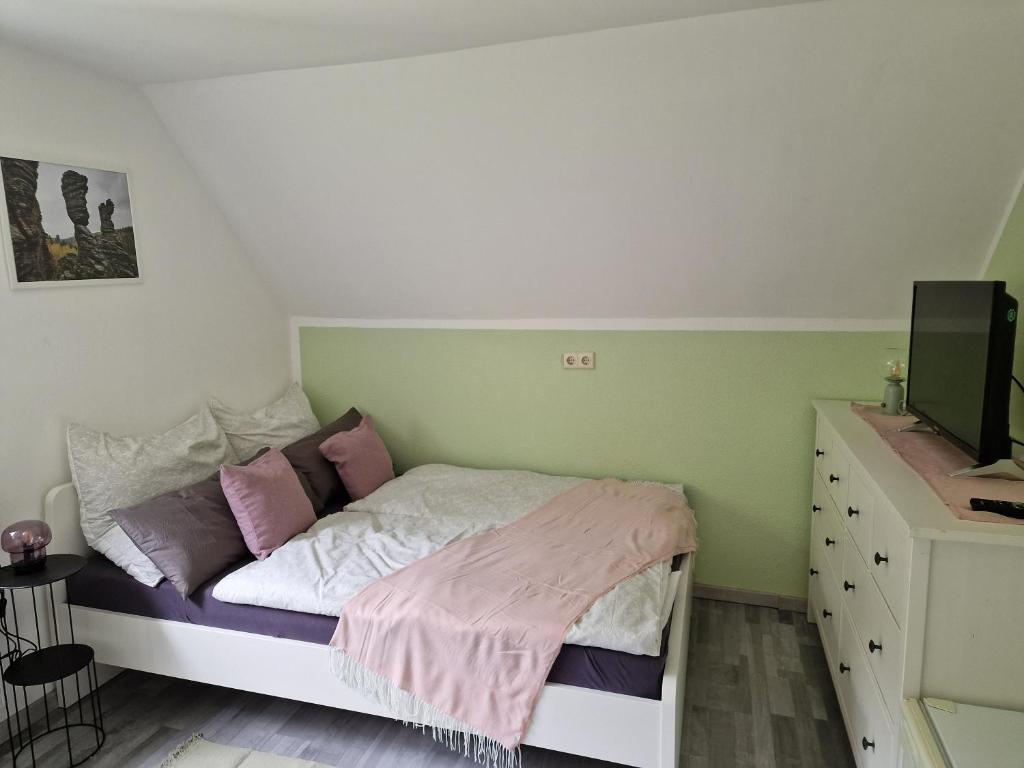 A bed or beds in a room at Tinyroom mit Ausblick