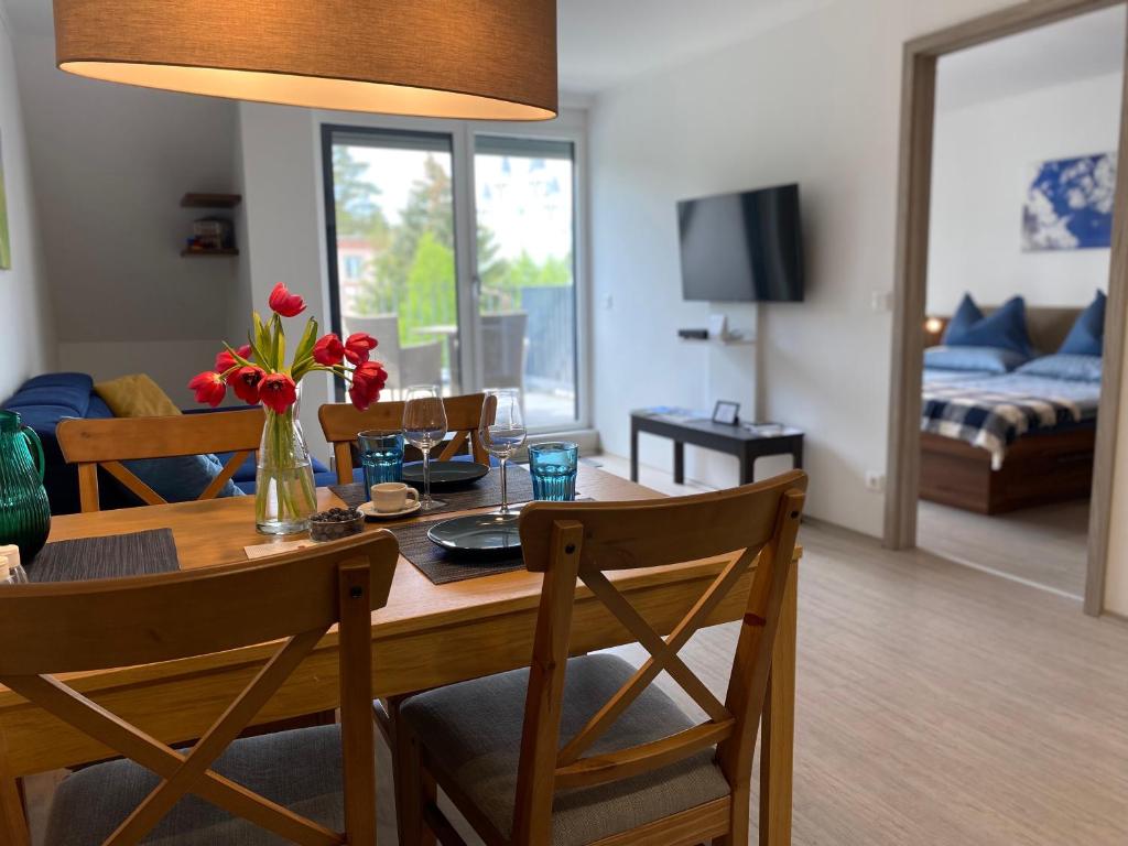 Televízia a/alebo spoločenská miestnosť v ubytovaní Iris Appartement in Hévíz mit Tiefgarage und Panoramaaussicht