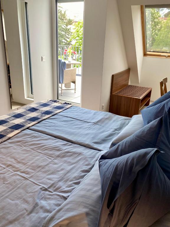 Posteľ alebo postele v izbe v ubytovaní Iris Appartement in Hévíz mit Tiefgarage und Panoramaaussicht