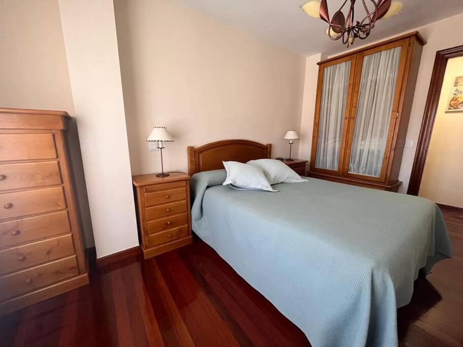 um quarto com uma cama, uma cómoda e uma janela em Estupendo piso en el centro em Cabezón de la Sal