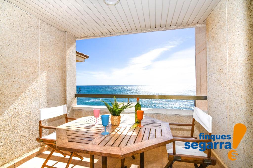 a dining table with a view of the ocean at Casa Puig in Comarruga