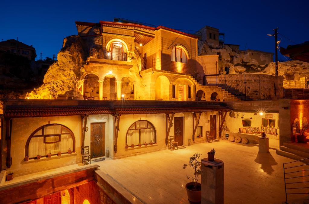 stary budynek na górze w nocy w obiekcie Cappadocia inans Cave & Swimming Pool Hot w mieście Nevşehir