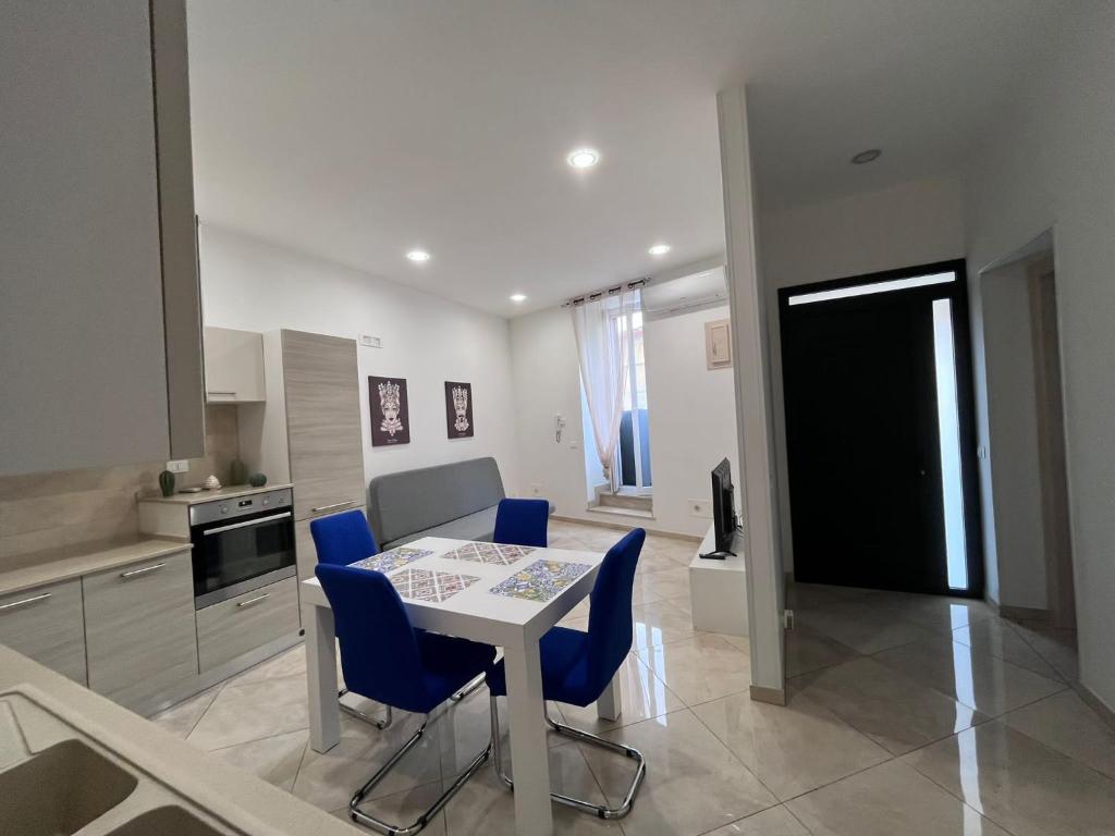 Kuchyň nebo kuchyňský kout v ubytování Esse House's Noto