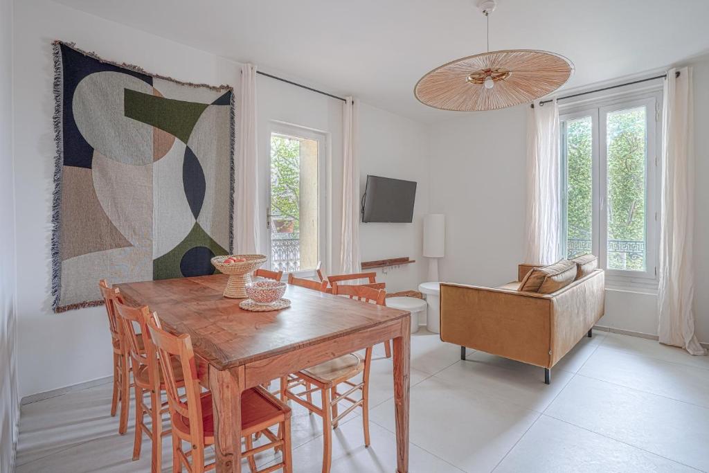 - une salle à manger avec une table et des chaises en bois dans l'établissement NOCNOC - L'Amarelo - Charmant T4 avec terrasse au calme, à Montpellier