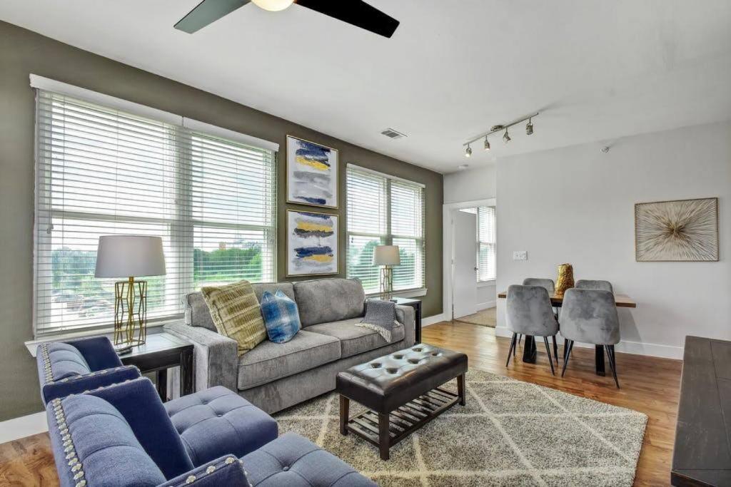 una sala de estar con un sofá y una mesa en 2BR Airy Getaway Near Downtown Pool Gym, en San Antonio