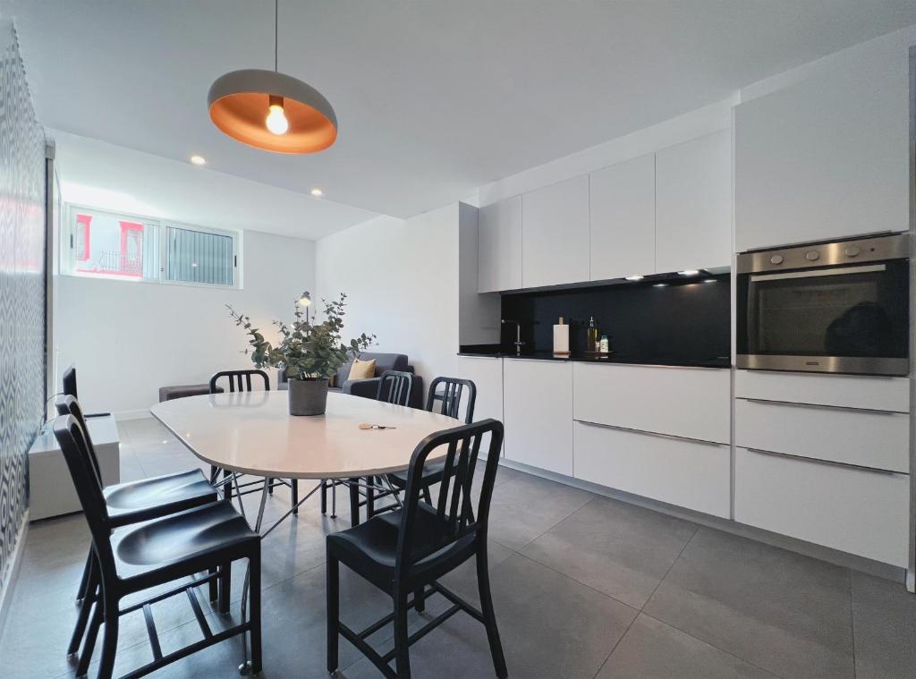 eine Küche und ein Esszimmer mit einem Tisch und Stühlen in der Unterkunft Stay U-nique Apartments Pellaires in Barcelona