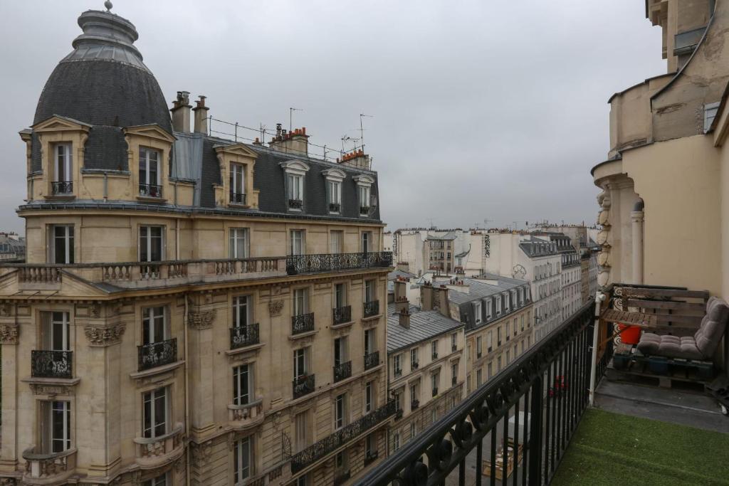 einen Blick vom Balkon eines Gebäudes in der Unterkunft Comfortable and spacious apartment in Paris 3rd in Paris
