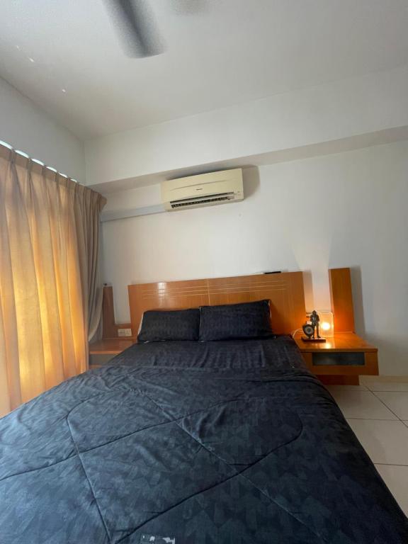 1 dormitorio con 1 cama y aire acondicionado en 38 Bidara service suites, en Kuala Lumpur