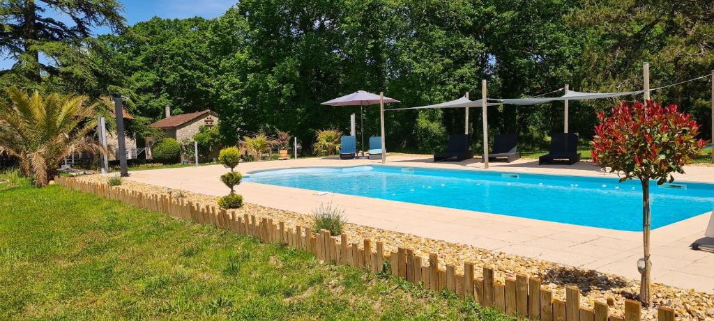 Bazén v ubytování Villa de 3 chambres avec piscine privee jardin amenage et wifi a Limeyrat nebo v jeho okolí