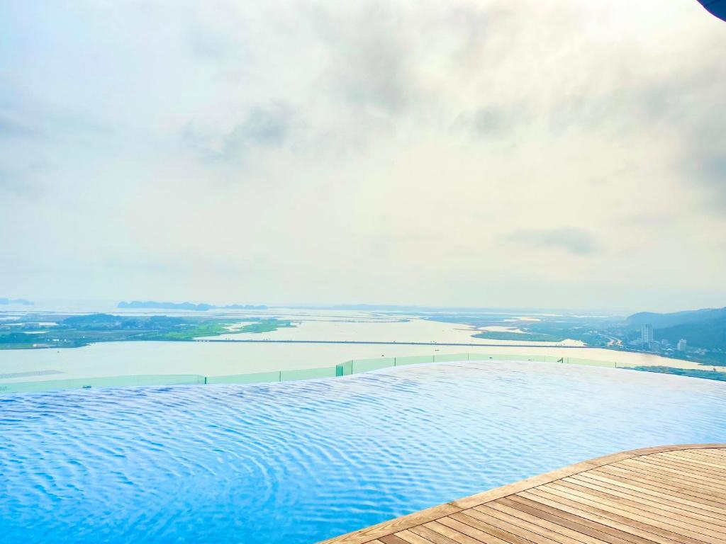 - une grande piscine avec vue sur une étendue d'eau dans l'établissement A La Carte Hạ Long Bay View 2, à Hạ Long