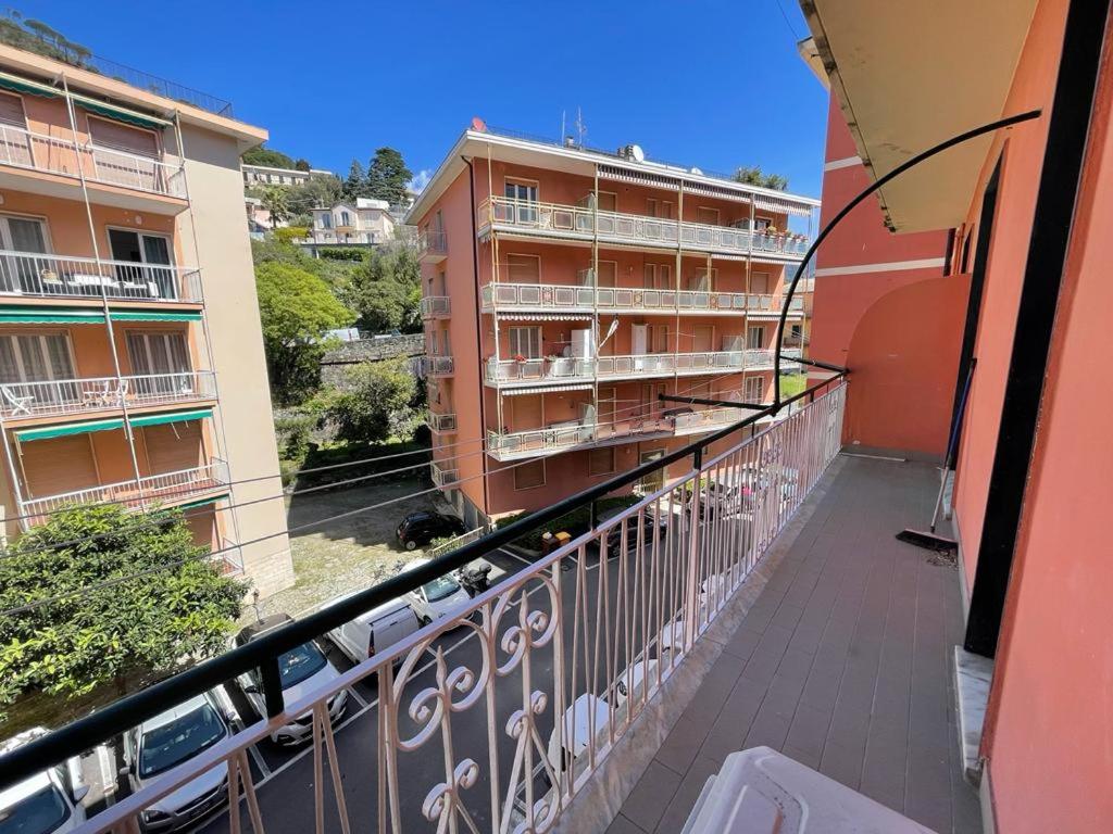 - un balcon donnant sur une rue dans l'établissement Casa Tulipano, à Levanto