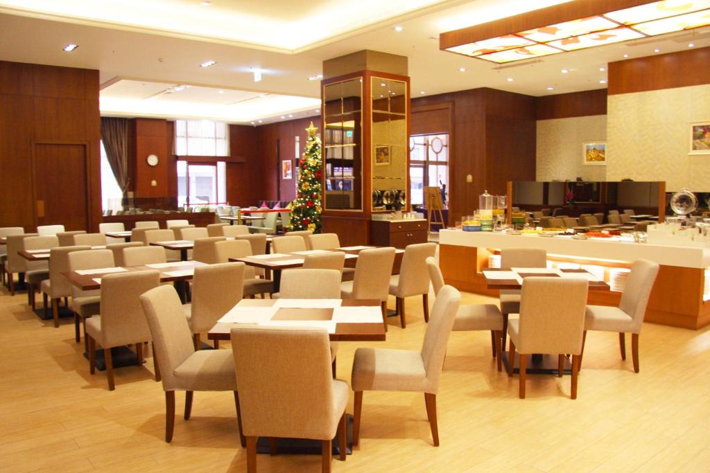 A restaurant or other place to eat at Fushin Hotel - Tainan