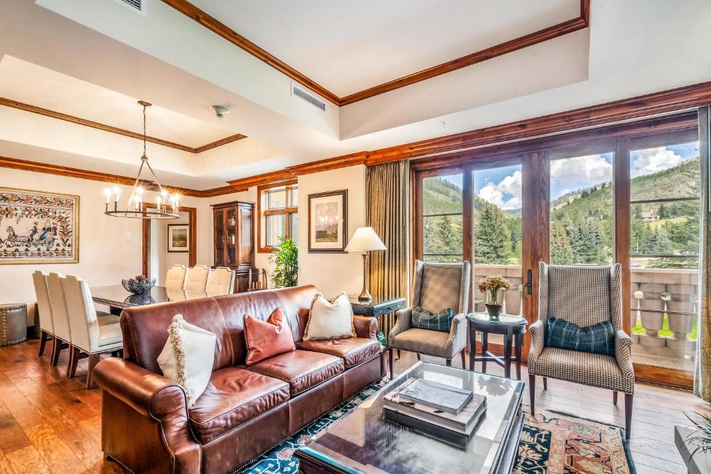 sala de estar con sofá de cuero y mesa en Private Residence at Leading Luxury Resort in Vail, en Vail