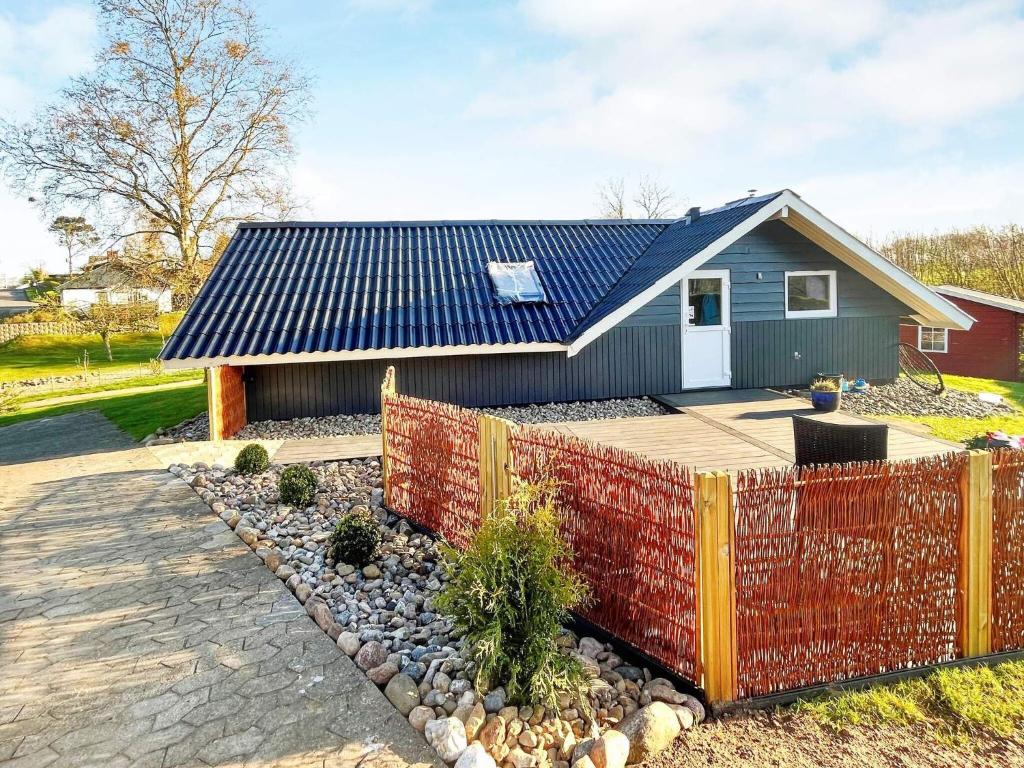 une maison avec un toit solaire et une clôture dans l'établissement 6 person holiday home in Aabenraa, à Åbenrå