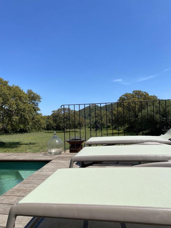Bazén v ubytovaní Villa de charme avec piscine alebo v jeho blízkosti