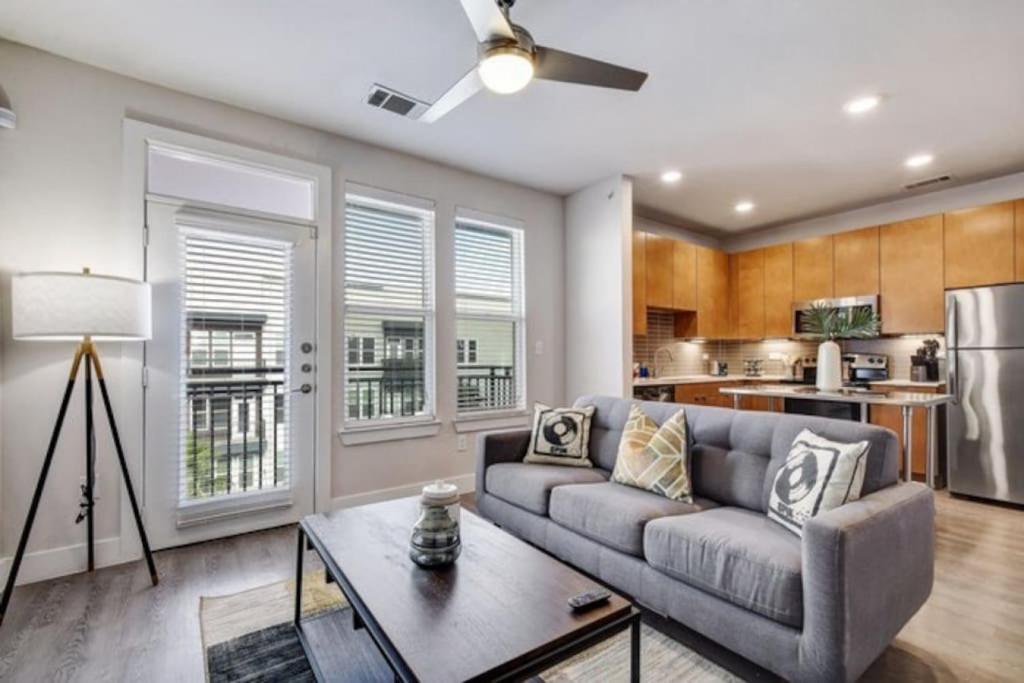 Køkken eller tekøkken på Luxurious Studio, Work from Home, Wifi, Riverwalk