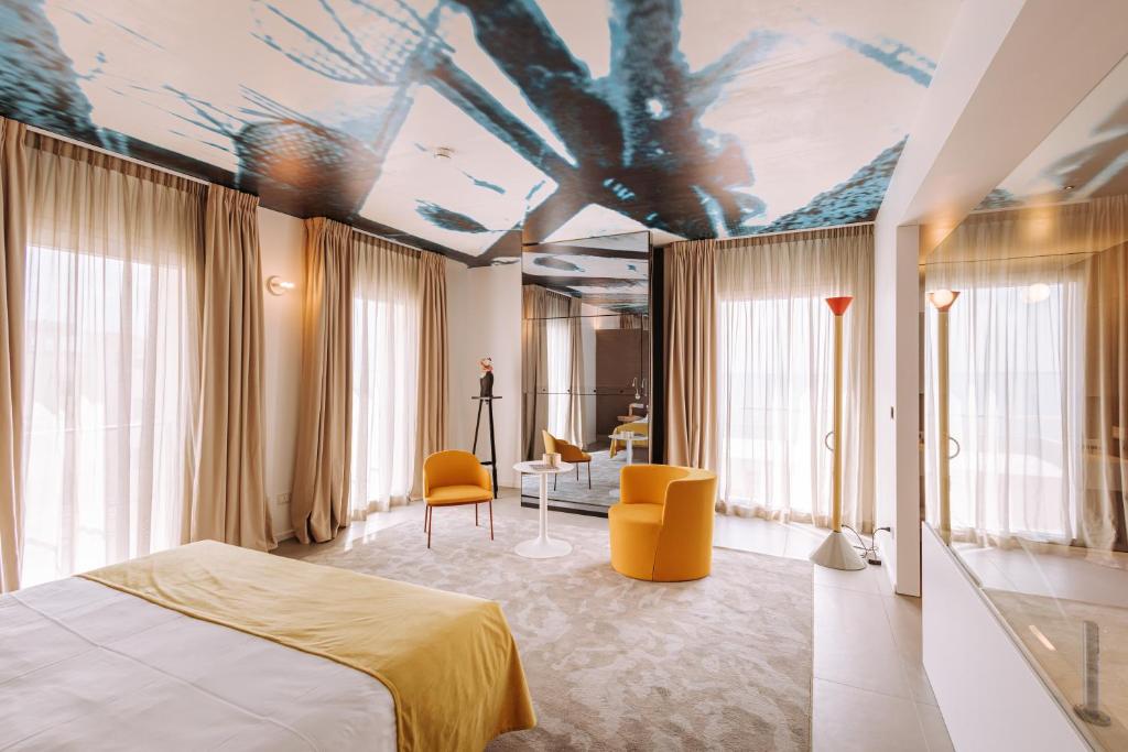 een hotelkamer met een bed en een woonkamer bij Biancodonda Lifestyle Hotel & SPA in Gallipoli