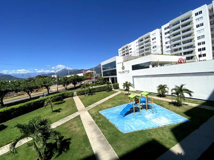 a view of a park with a pool and a building at Exclusivo apto / norte de valledupar hasta para 12 in Valledupar
