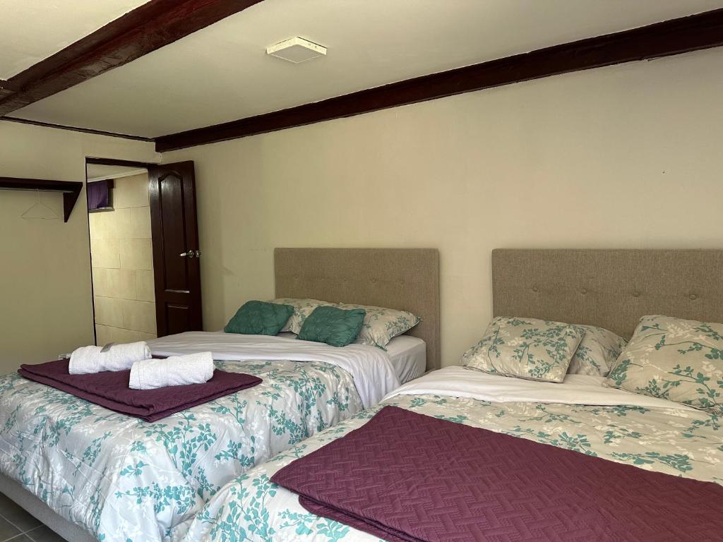 Een bed of bedden in een kamer bij Cabañas Mountain View