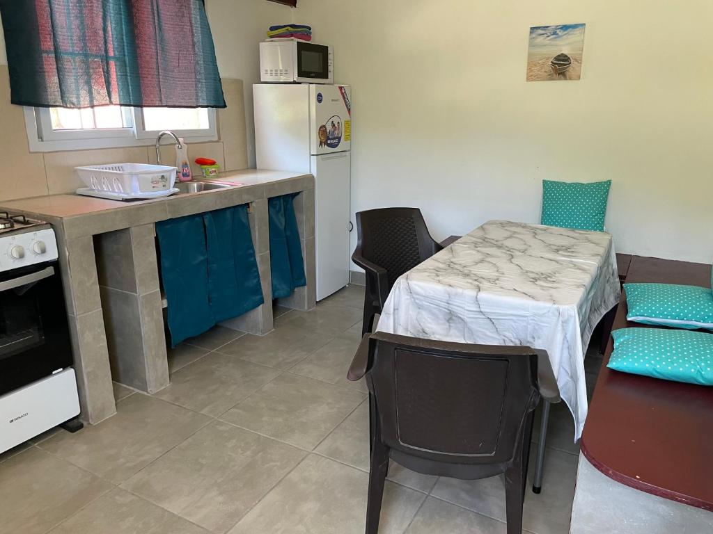Een keuken of kitchenette bij Cabañas Mountain View
