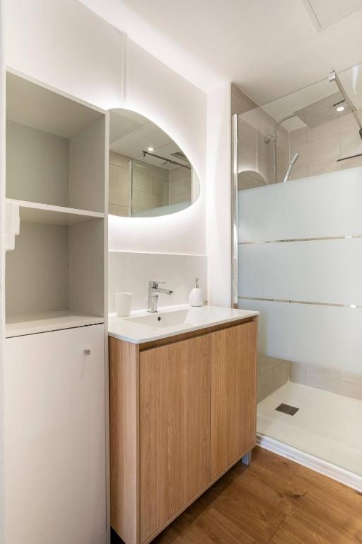 łazienka z umywalką i prysznicem w obiekcie Appartement 3 Chambres - Climatisation - Parking w mieście Portet-sur-Garonne