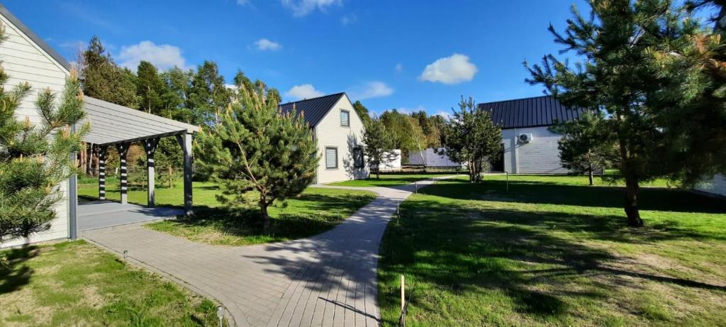 a walkway through a residential neighborhood with houses at Domki Sunset Lubiatowo in Lubiatowo