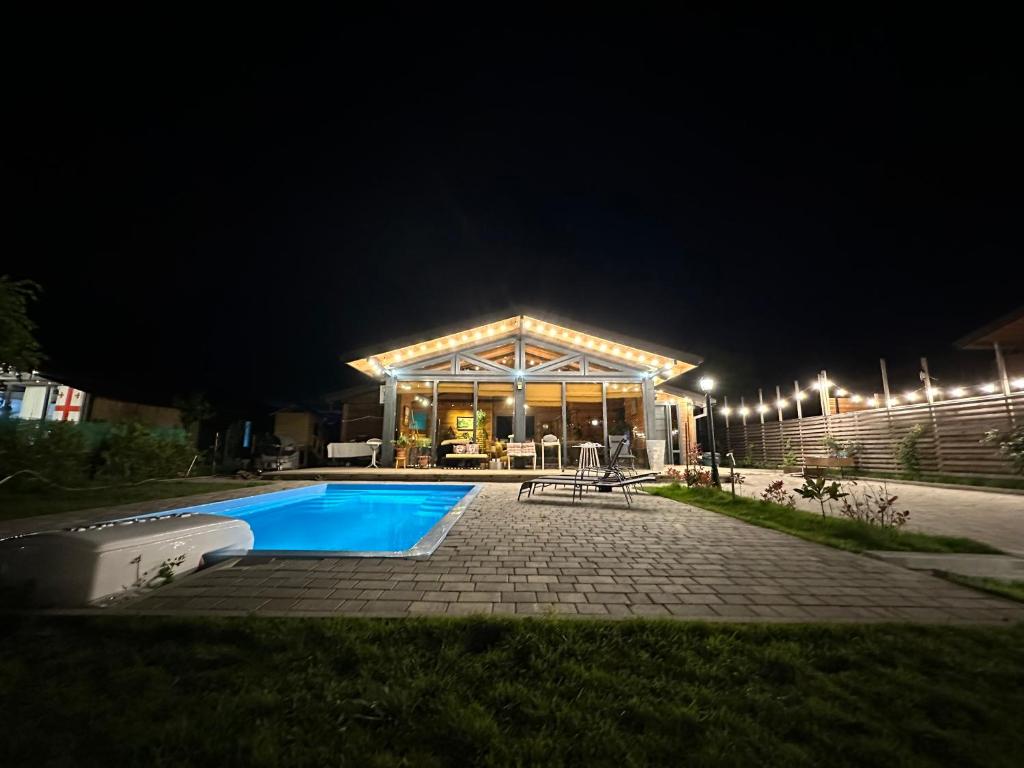 Bazén v ubytování Eco Saguramo Chalet nebo v jeho okolí