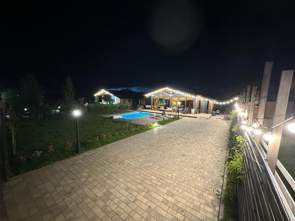 Bazén v ubytování Eco Saguramo Chalet nebo v jeho okolí