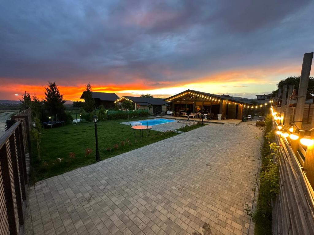 Bazén v ubytování Eco Saguramo Chalet nebo v jeho okolí