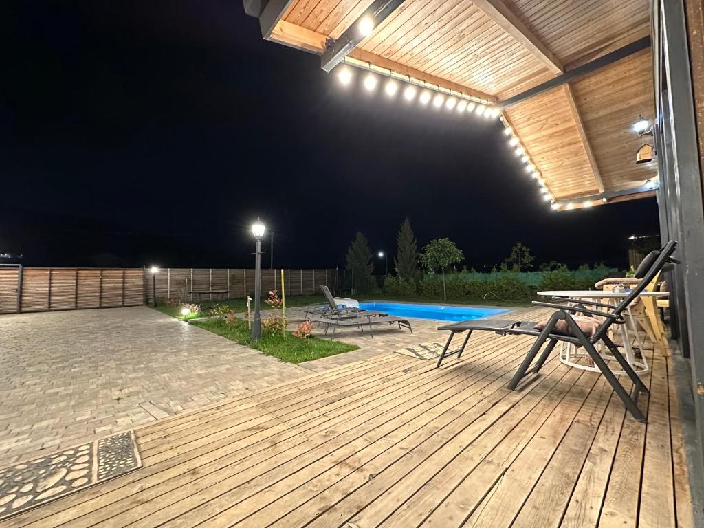 Bazén v ubytování Eco Saguramo Chalet nebo v jeho okolí