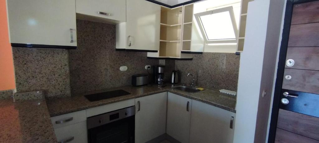Kuchyň nebo kuchyňský kout v ubytování 2 bedroom flat in Makadi