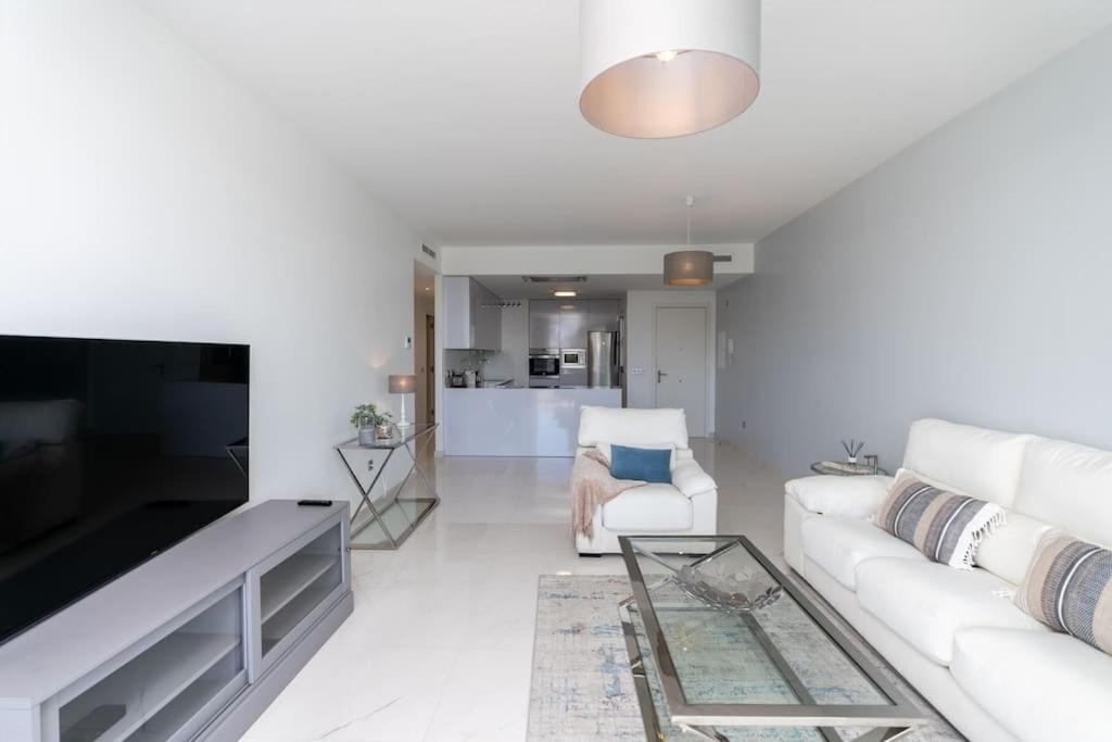 Zdjęcie z galerii obiektu Close to Amenities 3 Bed/2 Bath Apartment in Estepona with Pool View! w mieście Estepona