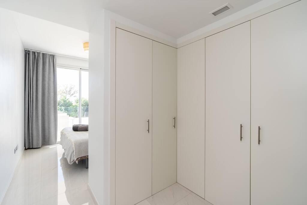 Zdjęcie z galerii obiektu Close to Amenities 3 Bed/2 Bath Apartment in Estepona with Pool View! w mieście Estepona