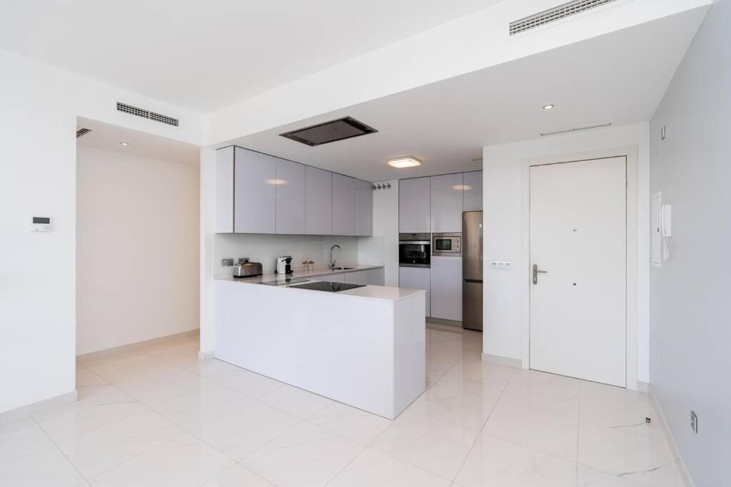 Zdjęcie z galerii obiektu Close to Amenities 3 Bed/2 Bath Apartment in Estepona with Pool View! w mieście Estepona